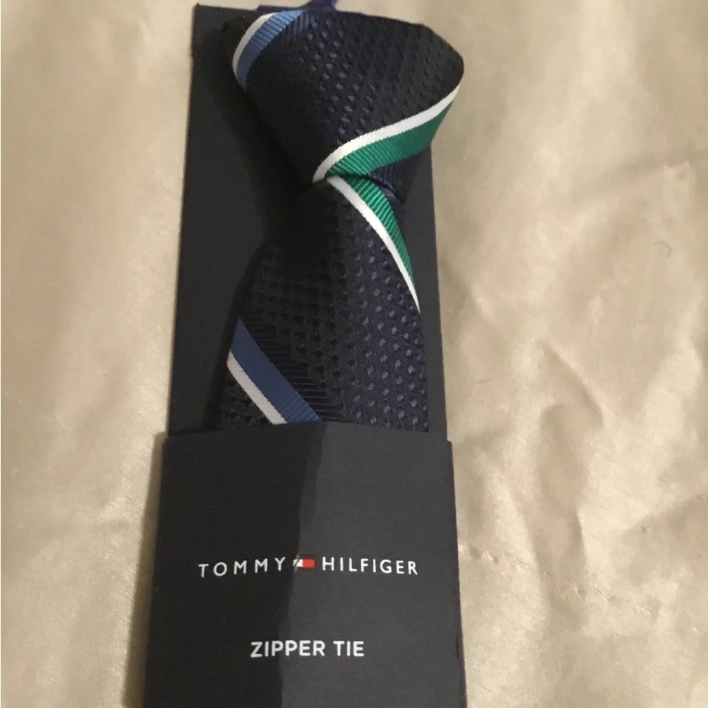 Boys Tommy Hilfiger zipper tie NWT
